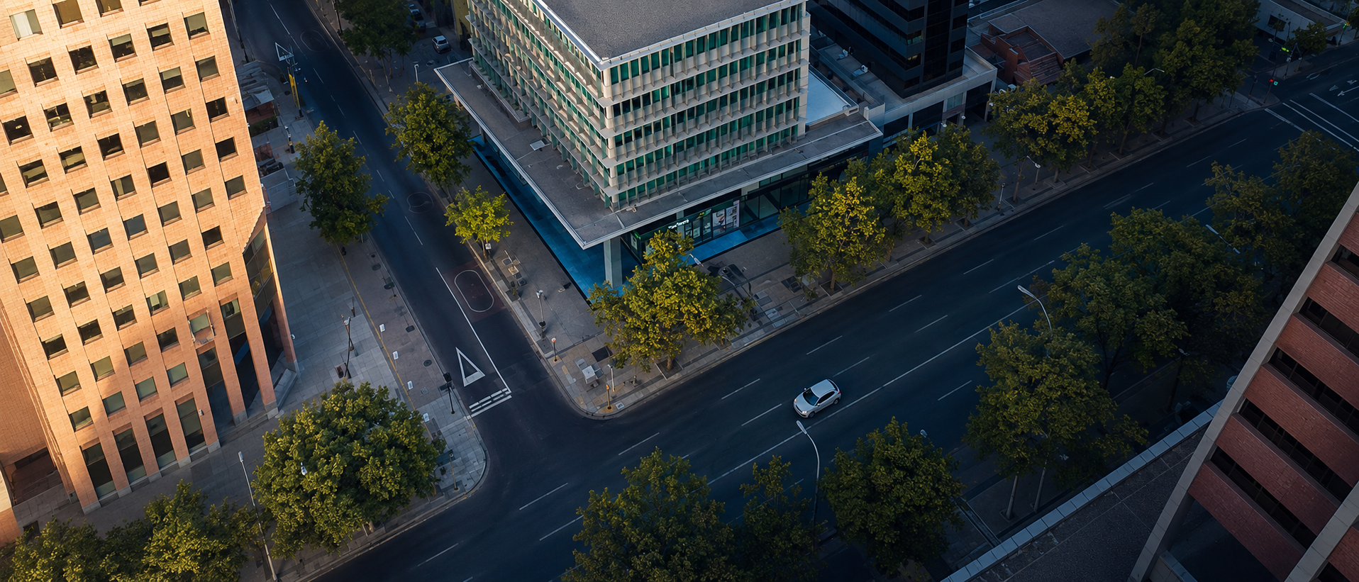 Vista aérea de una avenida del sector financiero de Santiago al atardecer